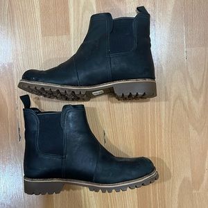 Women’s Chaco fields chelsea waterproof boot size 9.5